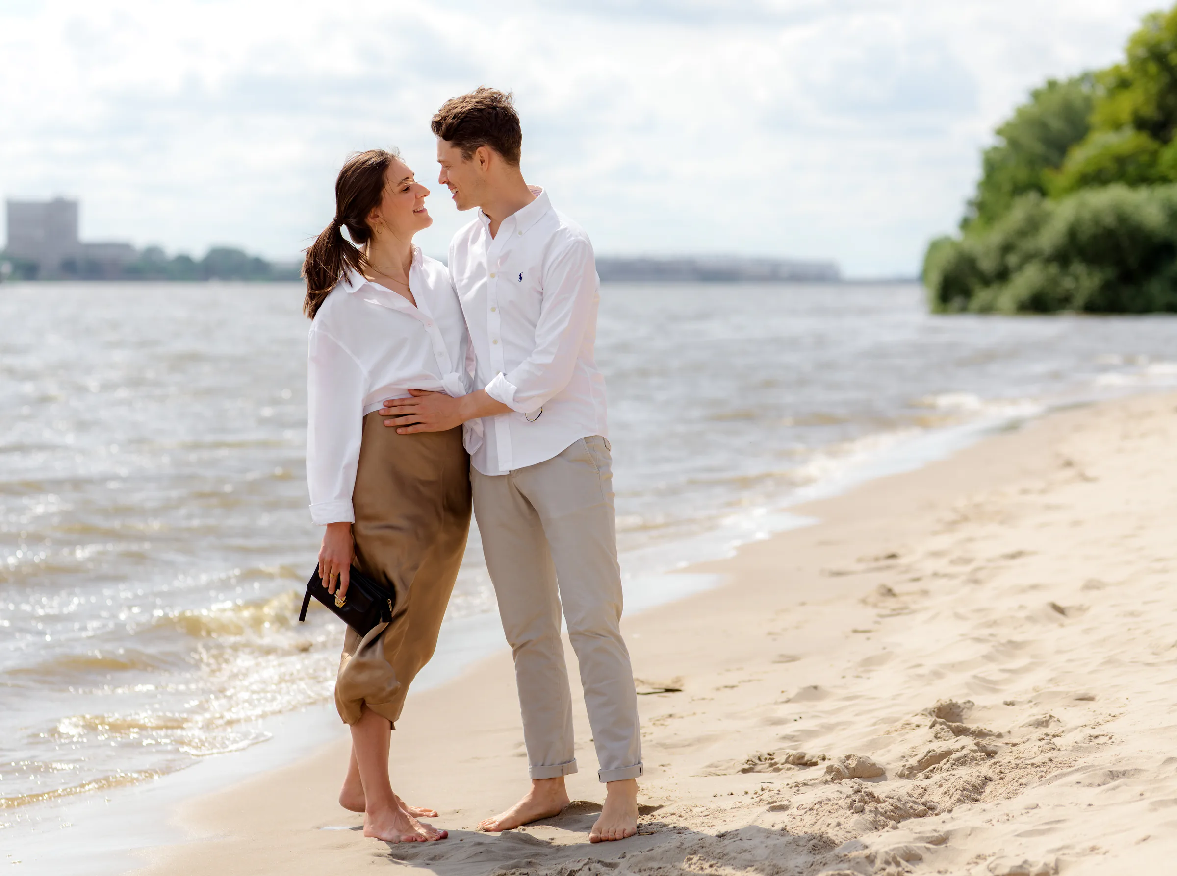 Selina und Erik stehen nah am Wasser